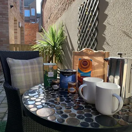 Staycation With Free Parking Apartment