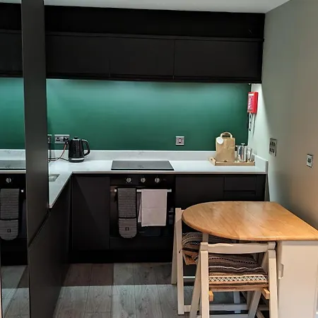 Apartment Staycation With Free Parking