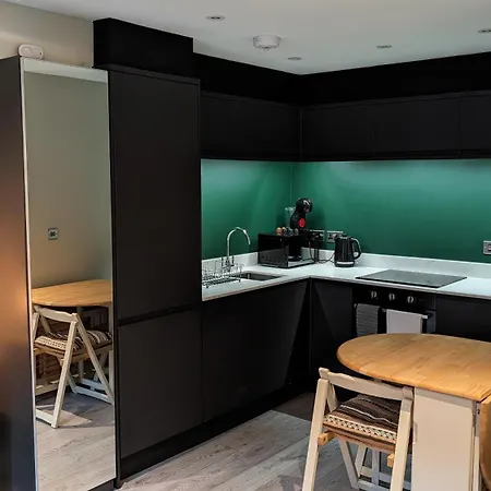 Staycation With Free Parking Apartment
