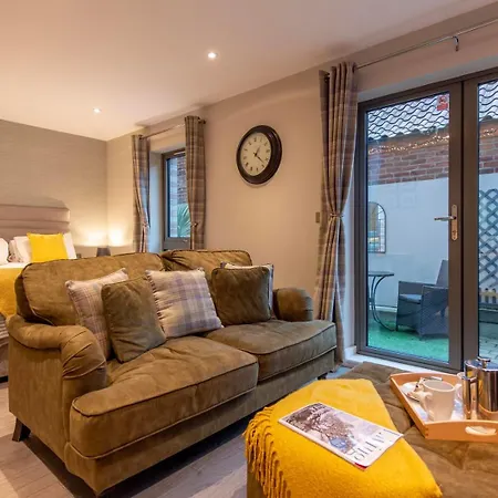 Apartment Staycation With Parking Included *