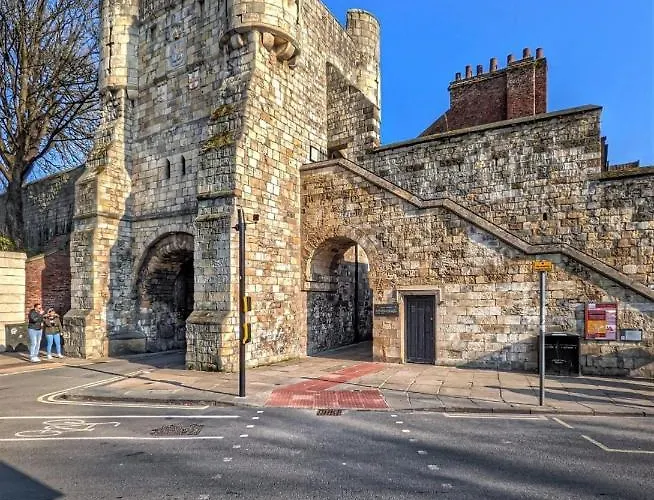 Apartment Staycation With Parking Included *