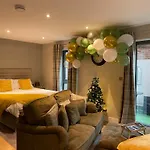 Apartment Staycation With Parking Included *