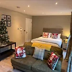 Apartment Staycation With Parking Included